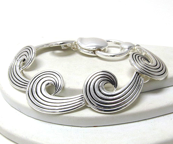 Metal wave textered magneticn bracelet