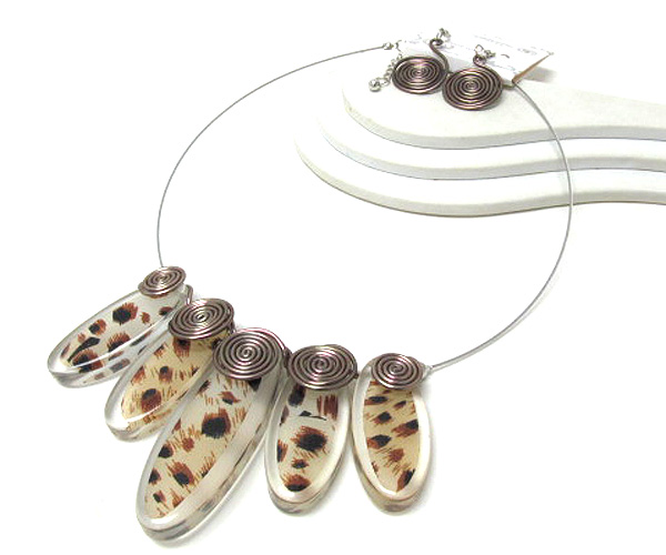 Multi oval acryl with animal print and wire art metal necklace set