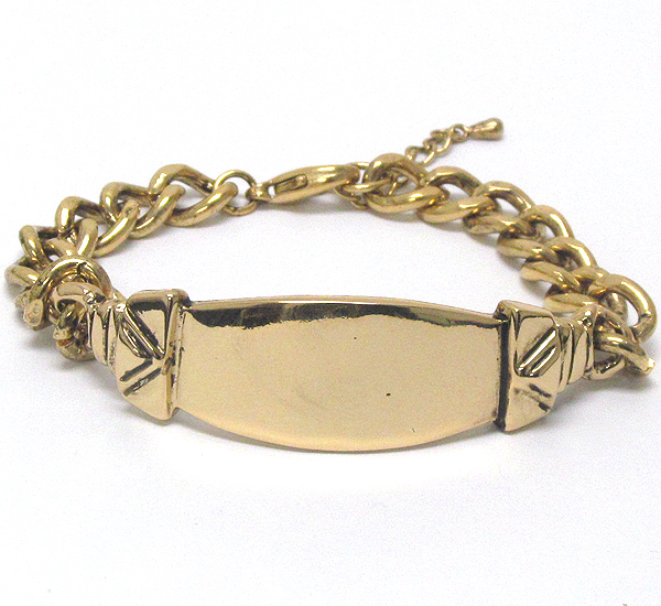 Curved metal plate and chain bracelet
