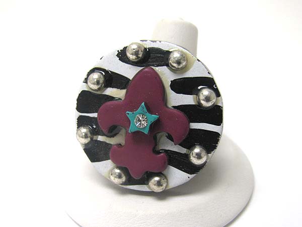 Metal stud hand paint fleur de lis and round strtch ring