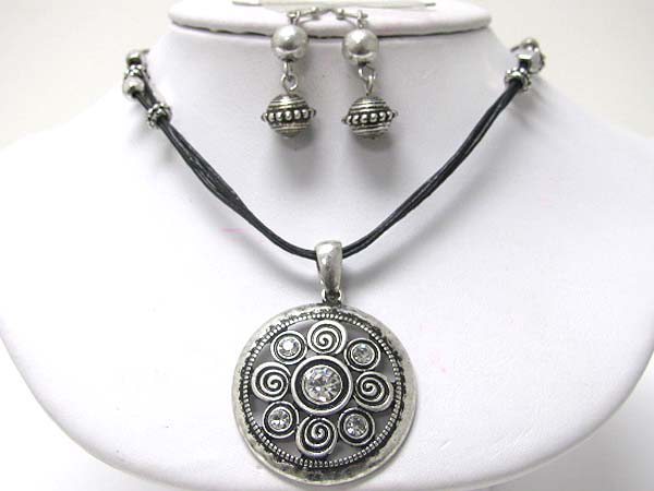 ANTIQUE LOOK METAL TEXTURED ROUND PENDANT NECKLACE EARRING SET