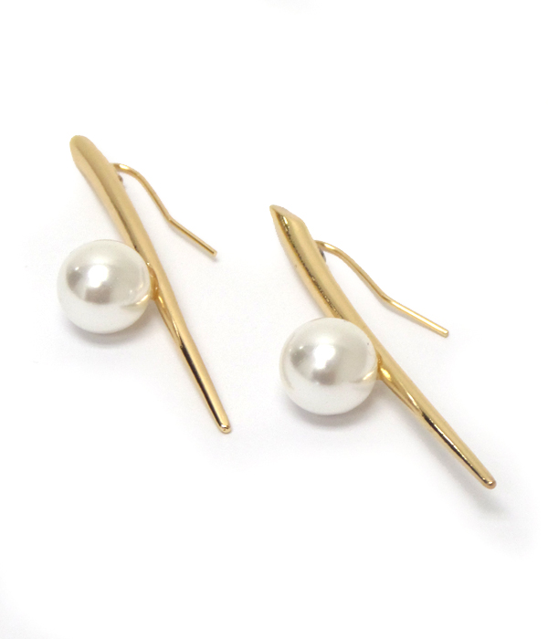 Curved metal bar with pearl ear cuff