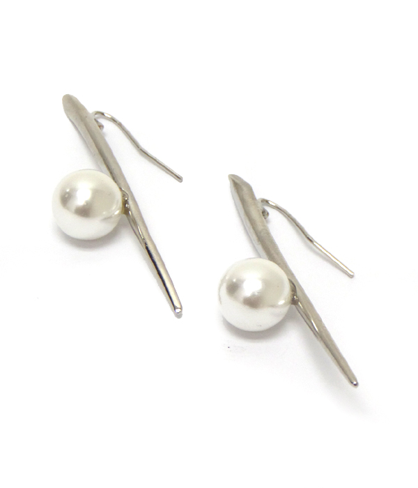 Curved metal bar with pearl ear cuff
