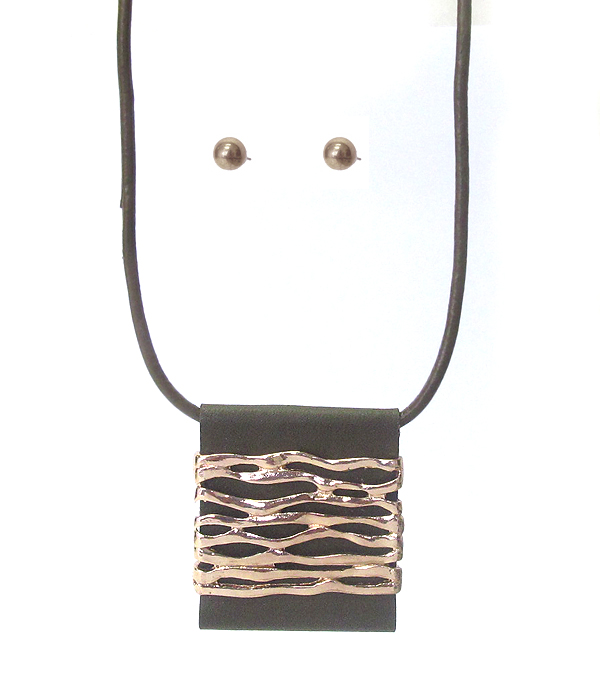 HAMMERED METAL BAR AND LEATHER PENDANT NECKLACE SET