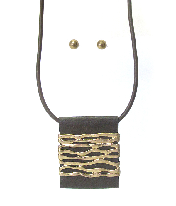 HAMMERED METAL BAR AND LEATHER PENDANT NECKLACE SET