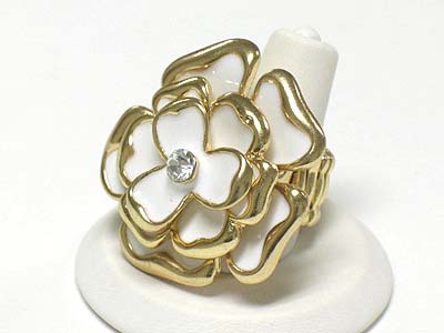 Crystal and epoxy metal flower stretch ring