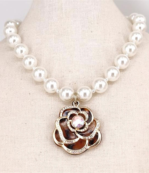 Epoxy flower and pearl necklace - rose