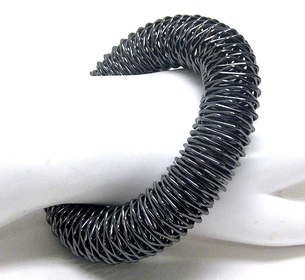 COILED METAL WIRE STRETCH BRACELET