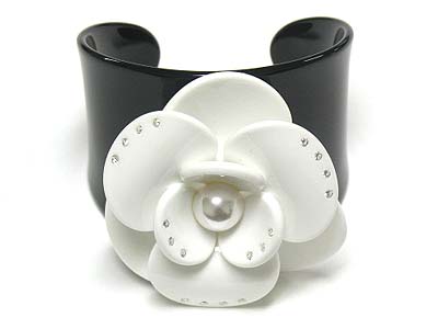 Crystal stud acryl flower cuff bangle