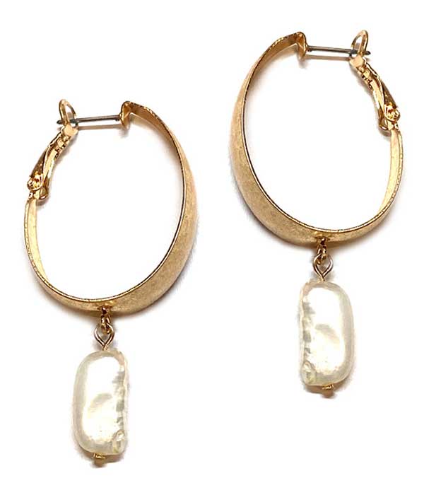 METAL HOOP AND FRESHWATER PEARL EARRING