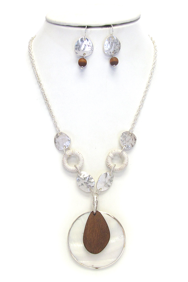 SHELL AND WOOD PENDANT NECKLACE SET