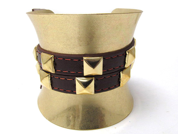 METAL SPIKE LEATHER STRAP ON BUTTON METAL FASHION CUFF