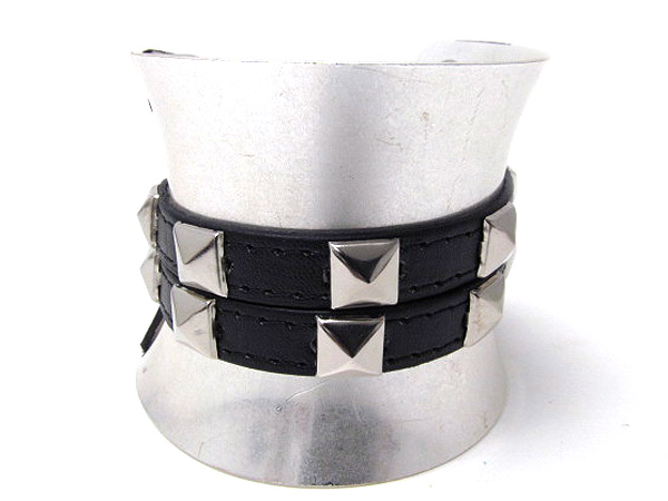 METAL SPIKE LEATHER STRAP ON BUTTON METAL FASHION CUFF