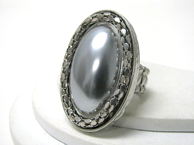 Metal box chain and oval pearl stretch ring
