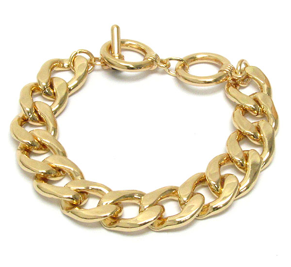 Single thick metal chain toggle bracelet