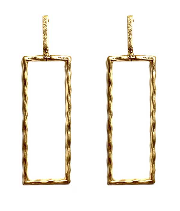 TEXTURED WIRE RECTANGLE EARRING
