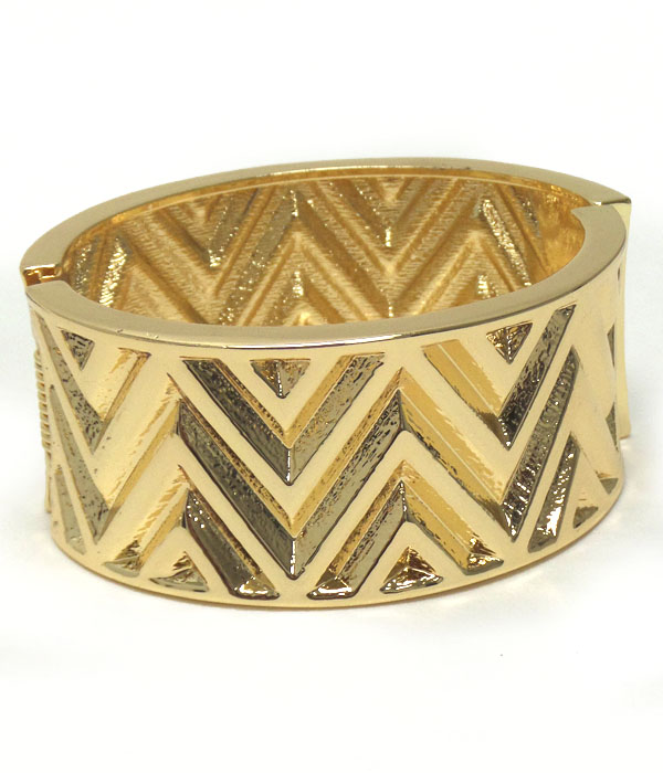 CHEVRON TEXTURED HINGE BANGLE BRACELET