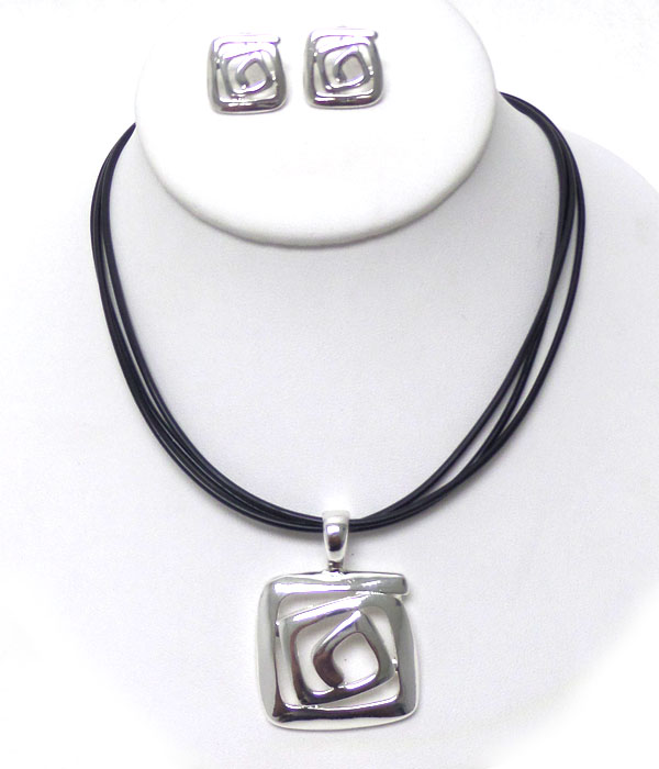 Swirl design necklace set