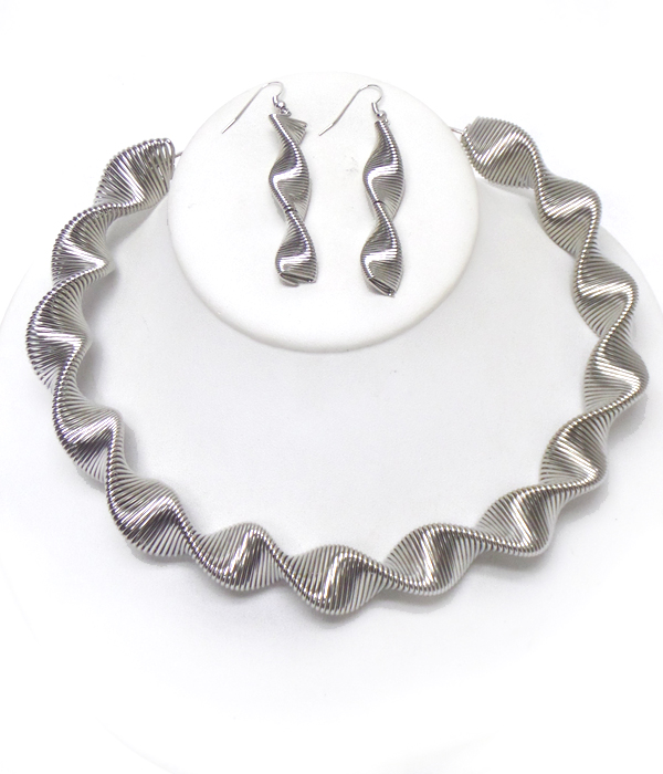 Swirl spital necklace set