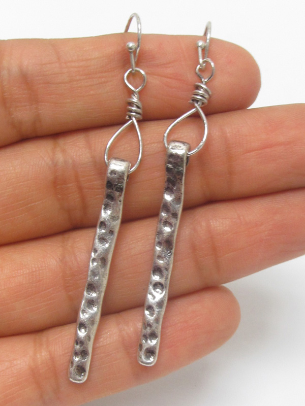 HAMMERED METAL STICK EARRING