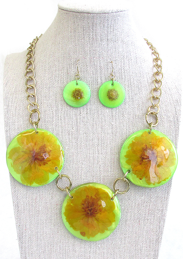 FLOWER ON TRIPLE SHELL DISK LINK NECKLACE EARRING SET