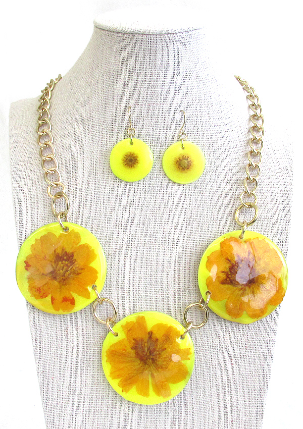 FLOWER ON TRIPLE SHELL DISK LINK NECKLACE EARRING SET