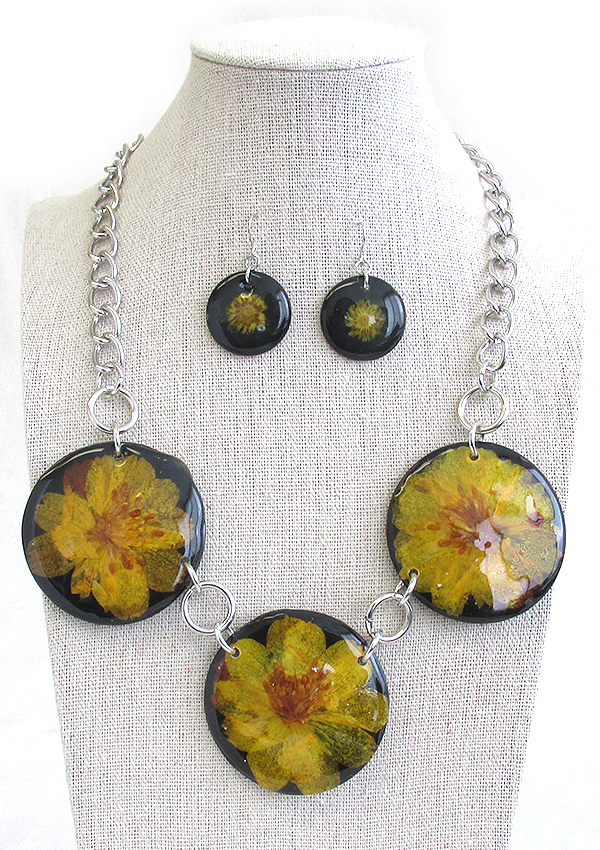 FLOWER ON TRIPLE SHELL DISK LINK NECKLACE EARRING SET