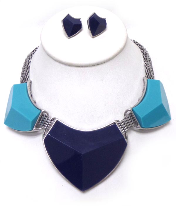 Three large stones flat chian necklace set