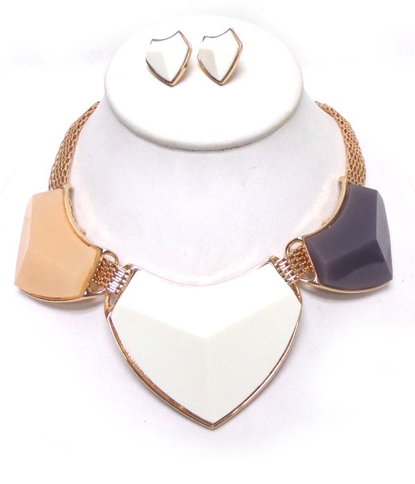 Three large stones flat chian necklace set
