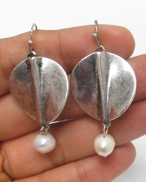Metal disk and pearl drop earring