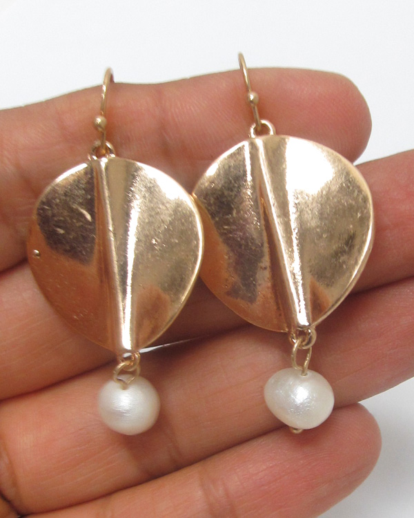 Metal disk and pearl drop earring