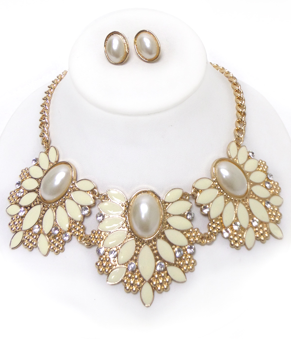 Three large linked flowers with chain necklace set 