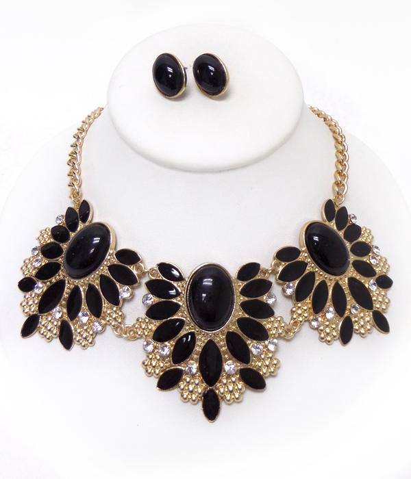 Three large linked flowers with chain necklace set