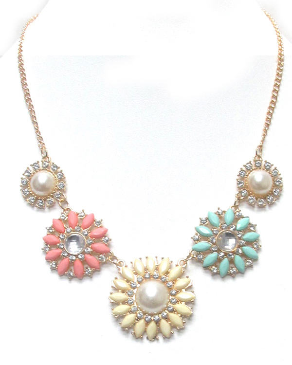 Linked flowers metal chain necklace
