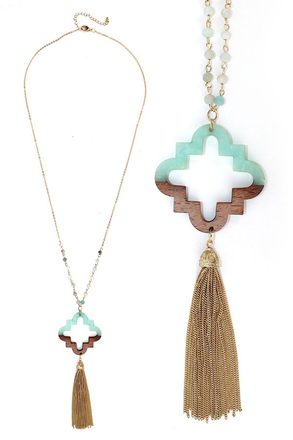 WOOD AND RESIN MIX QUATREFOIL PENDANT AND FINE CHAIN TASSEL LONG NECKLACE