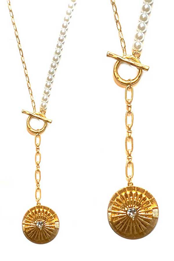 METAL DISC DROP PENDANT AND PEARL CHAIN Y SHAPE TOGGLE NECKLACE