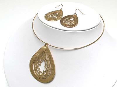 Burnish filigree metal pendant chocker and earring set