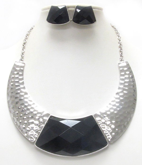 Facet acrylic stone and hammered half chocker necklace earring set