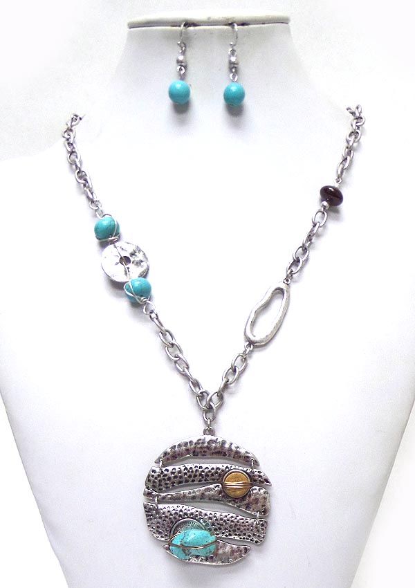 Chain and metal textured with stonenecklace set
