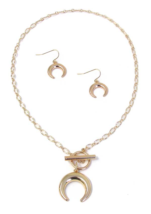 Tusk pendant toggle necklace set