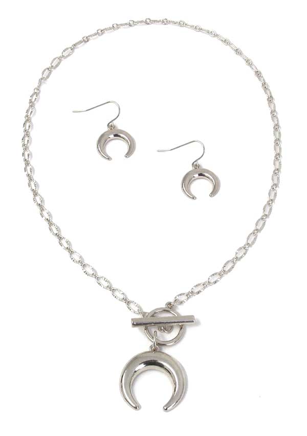 Tusk pendant toggle necklace set