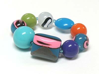 Enameled acryl ball stretch bracelet
