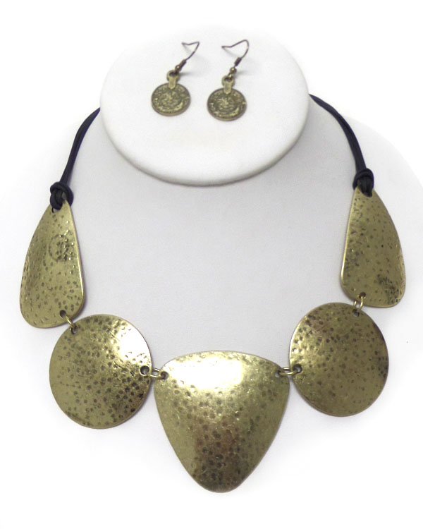 Thin metal tetured disc necklace set