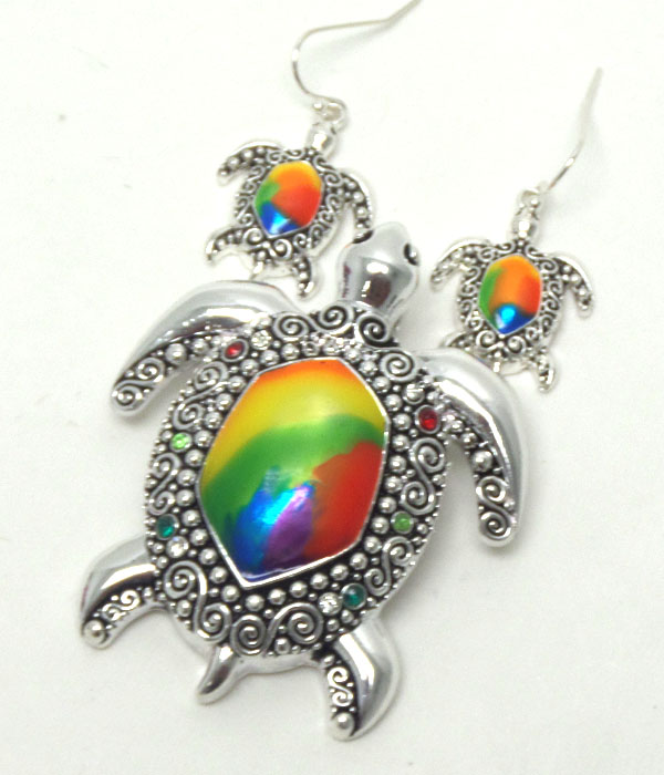 Sea turtle designed magnetic pendant set