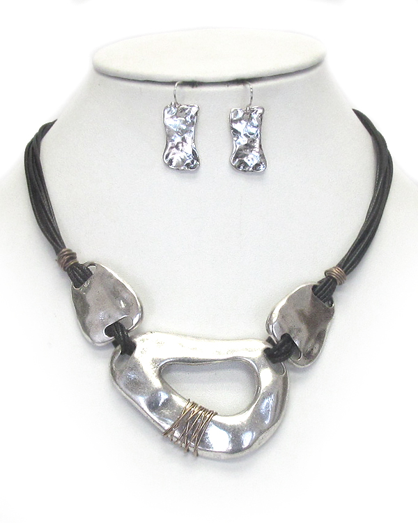 HAMMERED METAL AND LEATHER CORD NECKLACE SET