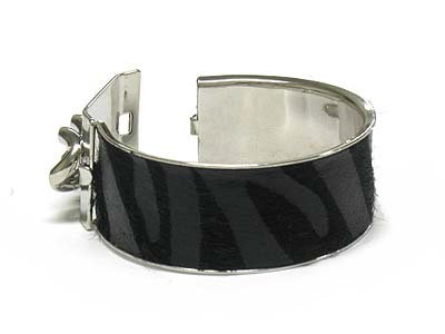Animal skin pattern metal bangle 