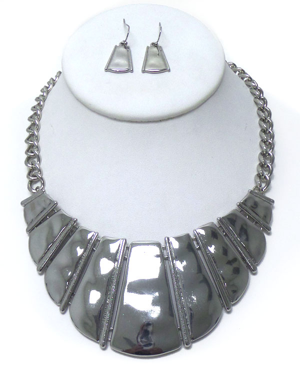 Gradual metal necklace set