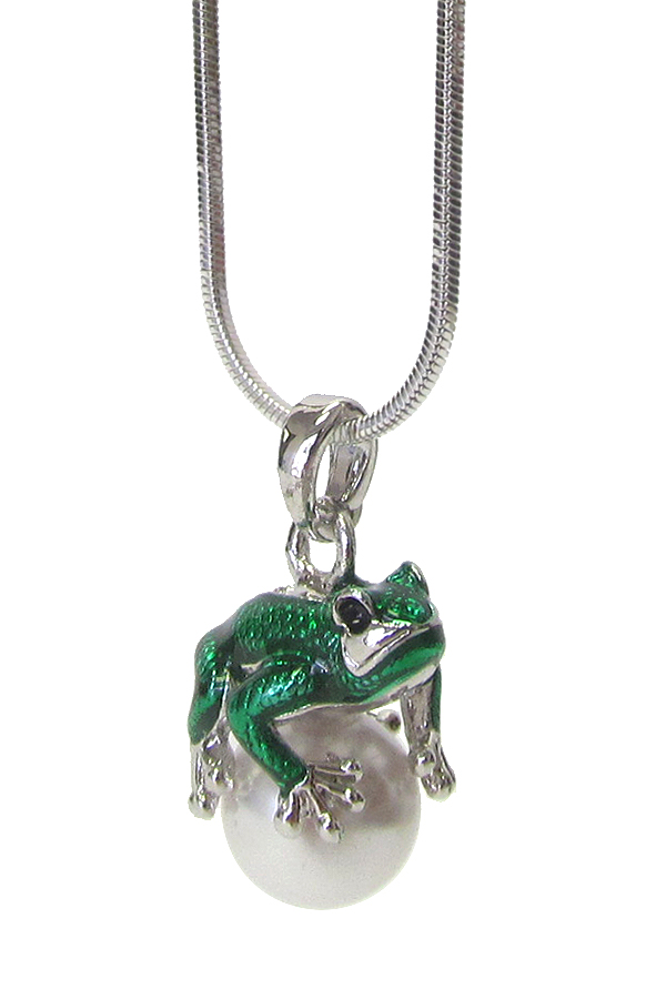 WHITEGOLD PLATING FROG ON PEARL PENDANT NECKLACE