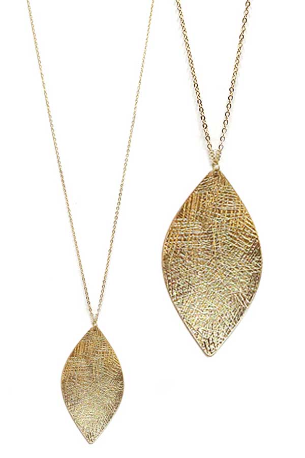 TEXTURED METAL PENDANT LONG NECKLACE