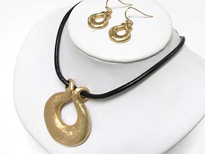 Scratch metal round pendant cord necklace earring set - brass metal